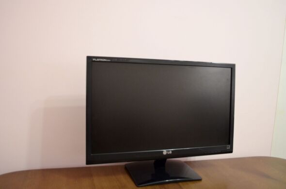 Монітор LG E2441V / 24" (1920x1080) TN LED / VGA, DVI, HDMI / Headphone Out