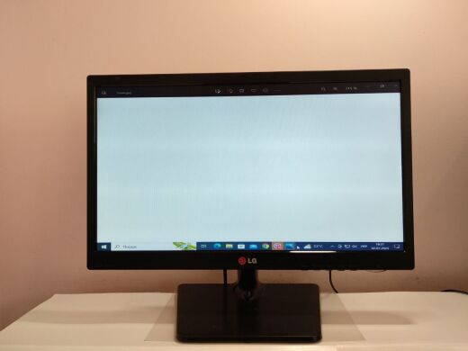 Монитор Б-класс LG 20EN33SS-B / 19.5" (1600x900) TN / VGA / VESA 75x75 + Блок питания