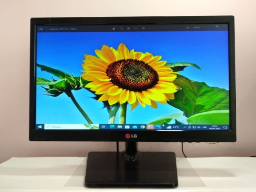 Монитор Б-класс LG 20EN33SS-B / 19.5" (1600x900) TN / VGA / VESA 75x75 + Блок питания