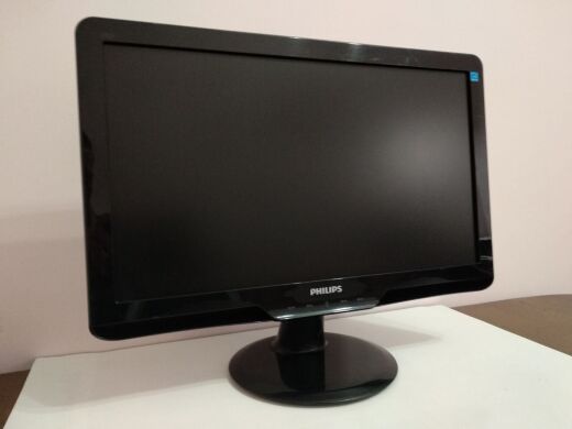 Монитор Philips 192E2 / 18.5" (1366x768) TN / VGA, DVI / VESA 100x100
