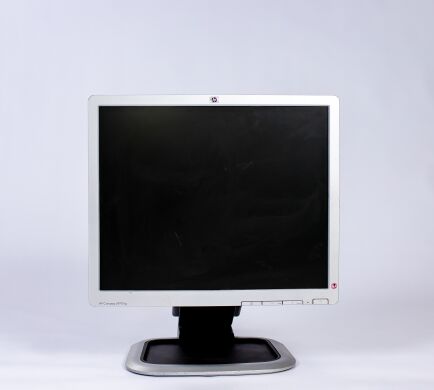 Уценка - HP LA1951g / 19", 1280x1024 / VGA, DVI, USB-hub - царапина на матрице