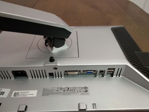 Монитор Б-класс Dell UltraSharp 2208WFPt / 22" (1680x1050) TN / DVI, VGA, USB / VESA 100x100