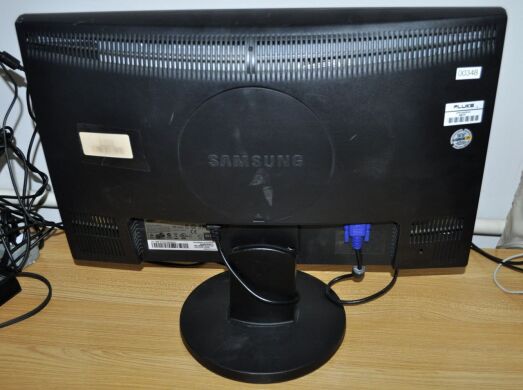 Монитор Б-класс Samsung SyncMaster 2243SN (DF5) / 22" (1920x1080) TN / VGA + Кабели в комплекте Монитор Б-класс Samsung SyncMaster 2243SN (DF5) / 22" (1920x1080) TN / VGA + Кабели в комплекте