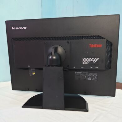 Lenovo LT2252pwA / 22" (1680x1050) 16:10 TN / DVI, VGA, DisplayPort, audio