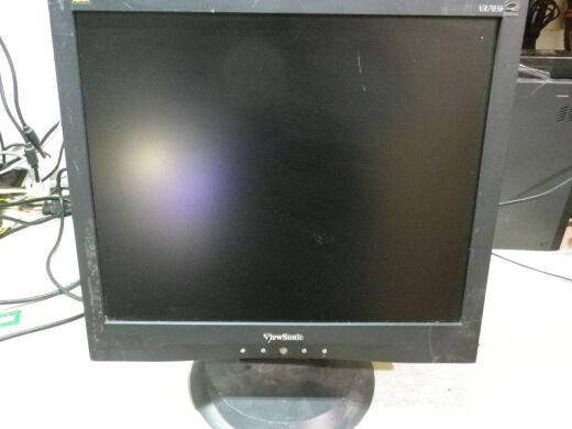 Монитор Б-класс ViewSonic VA703b / 17" (1280x1024) TN / VGA / VESA 100x100 Монитор Б-класс ViewSonic VA703b / 17" (1280x1024) TN / VGA / VESA 100x100