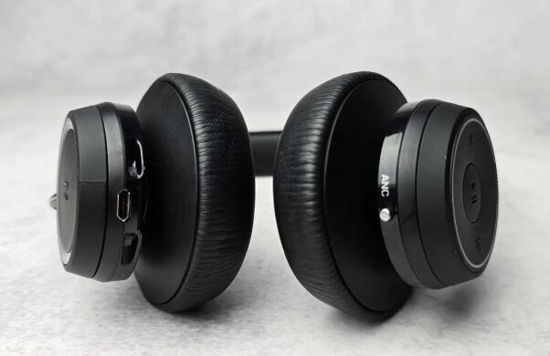 Беспроводная гарнитура Plantronics Voyager Focus UC B825 / Bluetooth 4.1 / 10 Ом / micro USB / черная