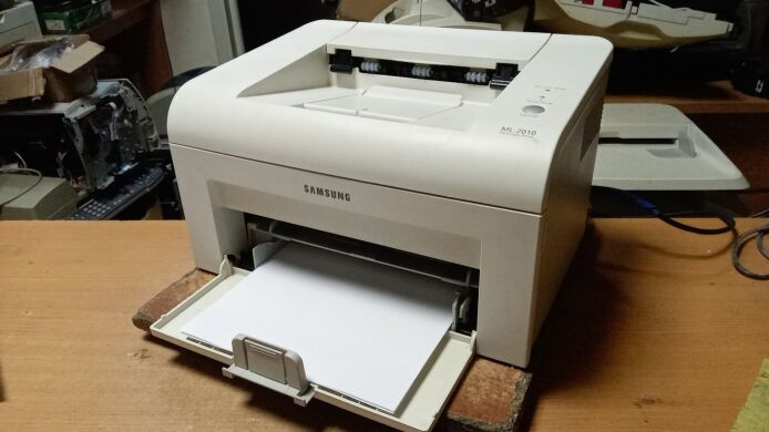 Принтер Samsung ML-2010 / Лазерная монохромная печать / 600x600 dpi / 20 стр./мин / A4 / USB 2.0