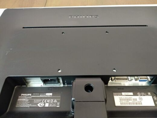 Монитор Б-класс Philips V-line 220V4L / 22" (1680x1050) TN / DVI, VGA / VESA 100x100 Монитор Б-класс Philips V-line 220V4L / 22" (1680x1050) TN / DVI, VGA / VESA 100x100