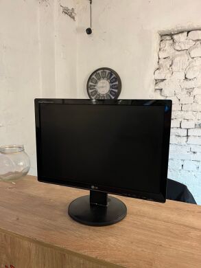 Монітор LG Flatron W1942S / 19" (1440x900) TN / VGA / VESA 75x75 