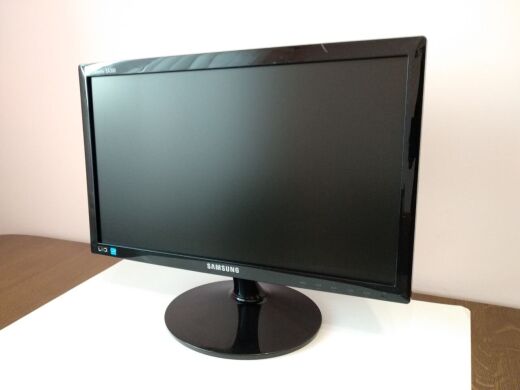 Монитор Samsung S19A300N / 18.5" (1366x768) TN / VGA + Блок питания Монитор Samsung S19A300N / 18.5" (1366x768) TN / VGA + Блок питания