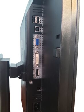 Dell P2210 / 22" (1680x1050) TFT TN / DVI, DP, VGA, USB 2.0 Dell P2210 / 22" (1680x1050) TFT TN / DVI, DP, VGA, USB 2.0