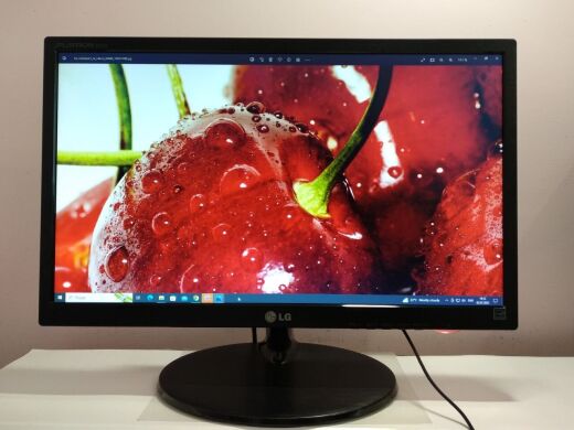 Монитор LG Flatron E2242C-BN / 21.5" (1920x1080) TN+film / VGA / VESA 75x75 + Блок питания