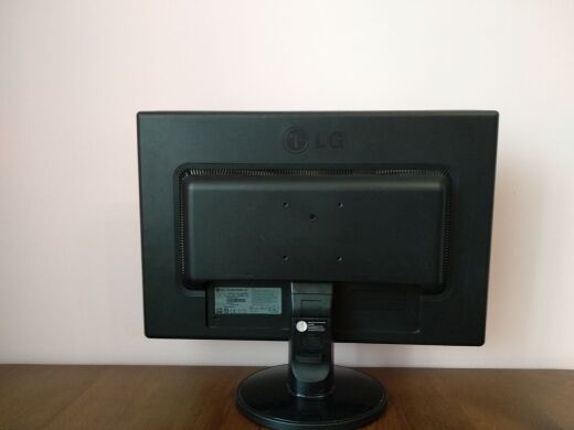Монітор Б-клас LG Flatron W2242S-BF / 22" (1680x1050) TN / VGA / VESA 75x75