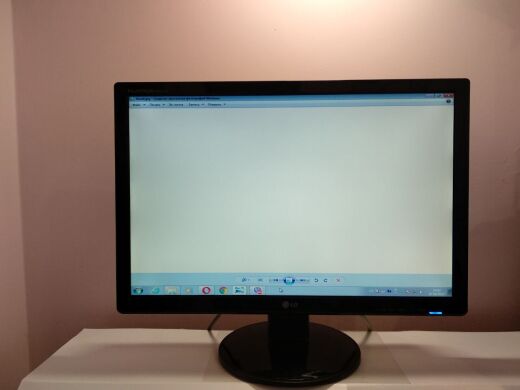 Монітор LG Flatron W2242S-PF / 22" (1680x1050) TN / VGA / VESA 75x75