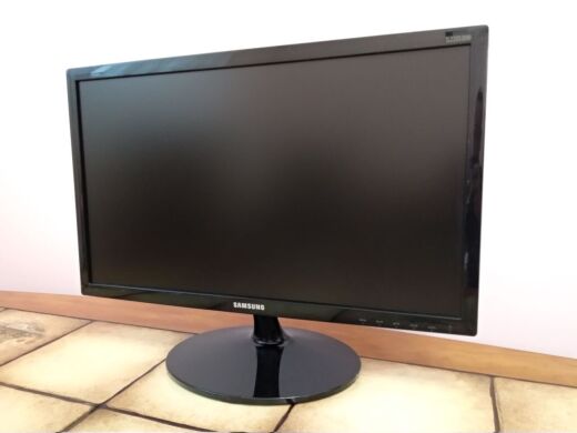 Монитор Samsung S22D300NY / 21.5" (1920x1080) TN / VGA / Блок питания + силовой кабель в комплекте