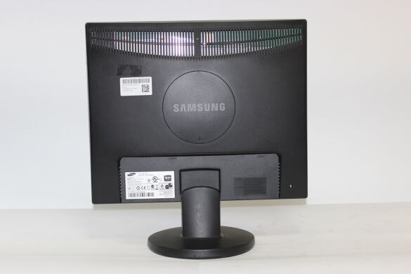 Уценка - Samsung 943N / 19' (1280x1024) TN / VGA / царапина на матрице Уценка - Samsung 943N / 19' (1280x1024) TN / VGA / царапина на матрице