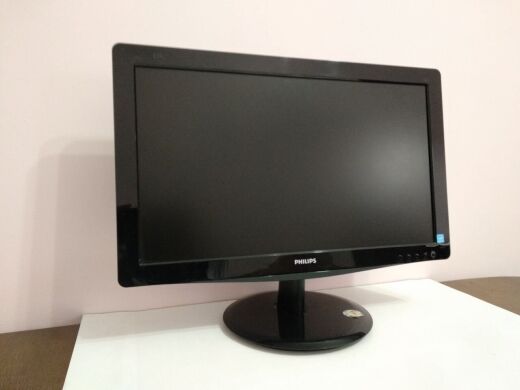 Монитор Philips 196V3L / 18.5" (1366x768) TN / VGA, DVI / VESA 100x100 Монитор Philips 196V3L / 18.5" (1366x768) TN / VGA, DVI / VESA 100x100